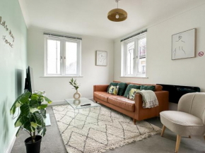 Luxury 2 Bedroom City Centre Apartment - Secure Parking - Amazing location!